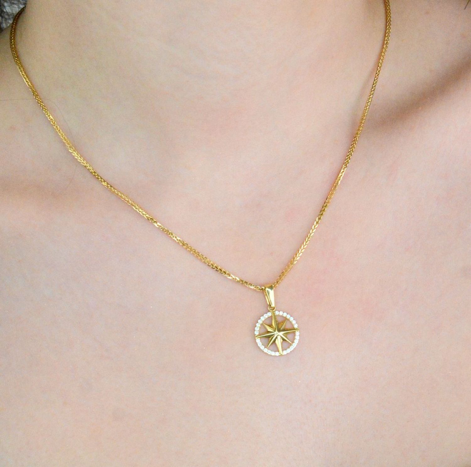 Zawieszka złota gwiazda z cyrkonią pr 585, ZA 6559 585 Wisiorek został wykonany z wysokiej jakości złota próby 585. Złoto to jeden z najpopularniejszych kruszców,1.jpg